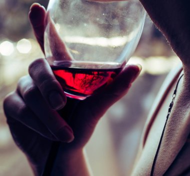 Beyaz tuğla duvar arka planda mutfak gereçleri