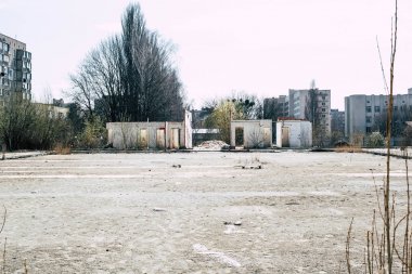 Gökyüzünün arka planında eski yıkık evler