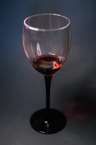 Una Copa Vino Tinto Chocolate Sobre Fondo Gris — Foto de Stock