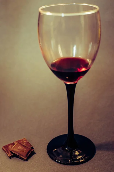 배경에 와인과 초콜릿 — 스톡 사진