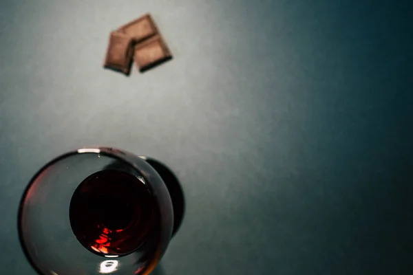 灰色の背景に赤ワインとチョコレートのグラス — ストック写真