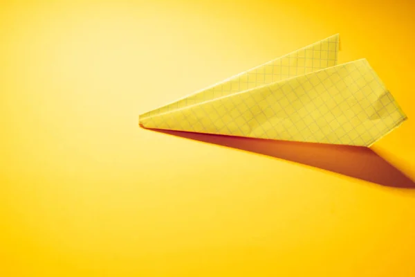 Plano Papel Amarillo Sobre Fondo Amarillo — Foto de Stock