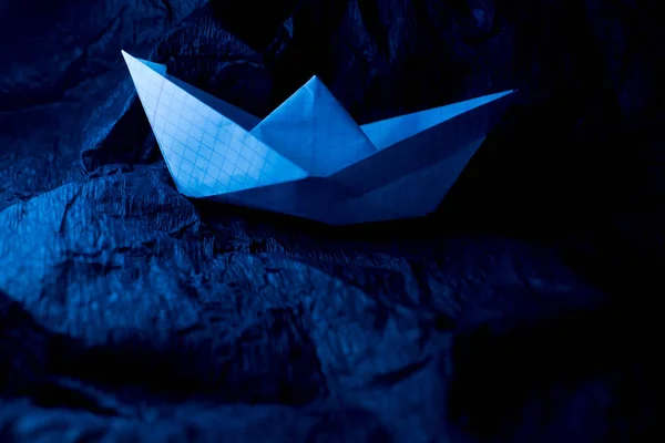 Паперовий Корабель Синьому Фоні — стокове фото