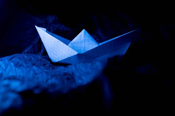 Χάρτινο Πλοίο Μπλε Φόντο — Φωτογραφία Αρχείου