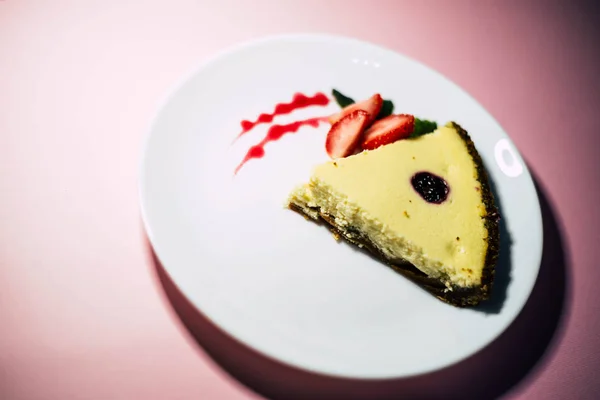 Gâteau Fromage Avec Des Baies Sur Une Assiette Blanche — Photo