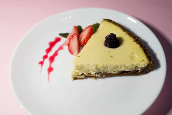 Cheesecake Met Bessen Een Witte Plaat — Stockfoto