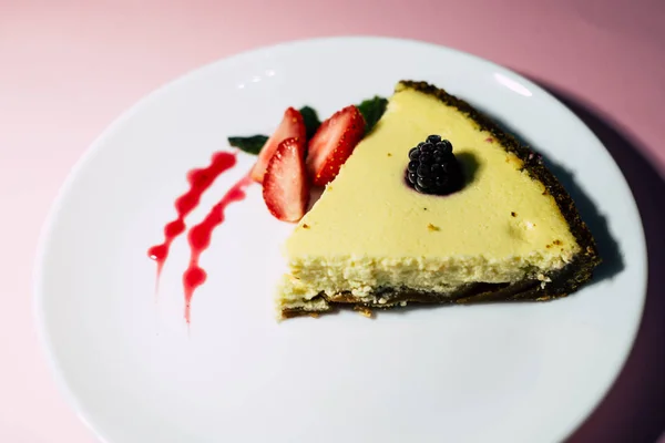 Cheesecake Met Bessen Een Witte Plaat — Stockfoto