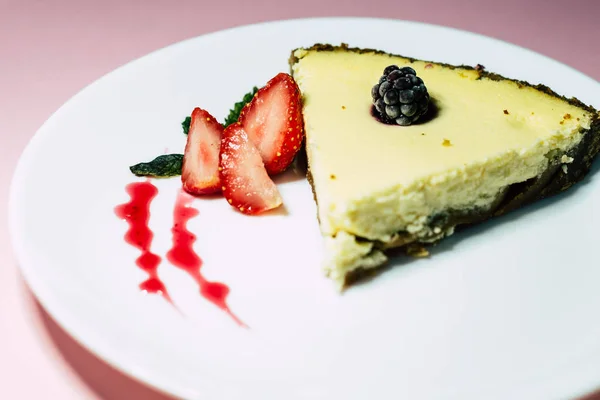 Cheesecake Met Bessen Een Witte Plaat — Stockfoto