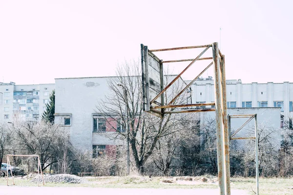 Παλιό Δαχτυλίδι Μπάσκετ Στο Φόντο Του Ουρανού — Φωτογραφία Αρχείου