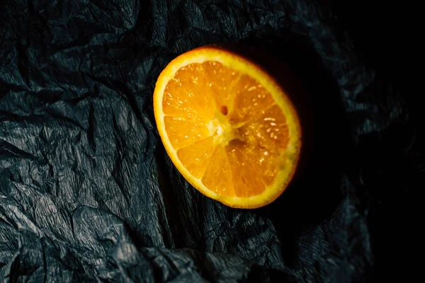 Media Naranja Sobre Fondo Negro — Foto de Stock