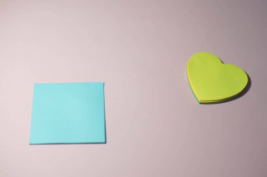 Pembe arka plan üzerinde renkli çıkartmalar