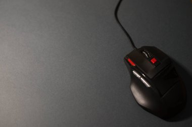 Gri arkaplandaki bilgisayar faresi