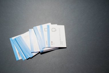 Gri arka planda İngilizce öğrenmek için kartlar