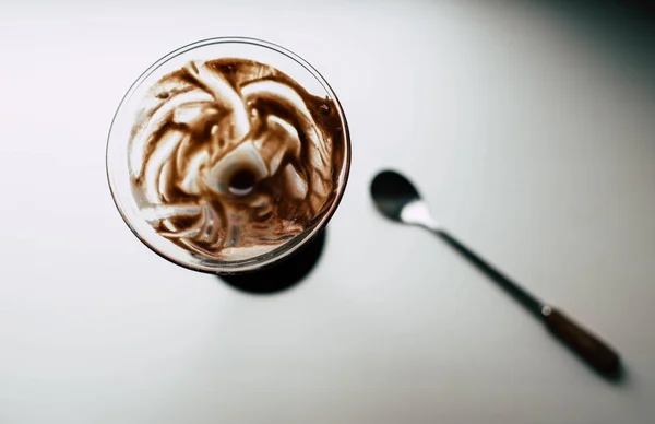 Een Vies Glas Chocolade Dessert Een Witte Achtergrond — Stockfoto