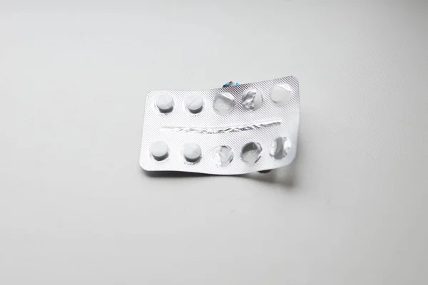 Csak Tabletták Fehér Alapon — Stock Fotó