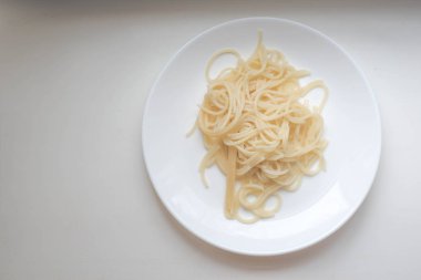 beyaz tabakta makarna