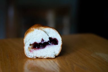 Ahşap bir masada çilek ile topon