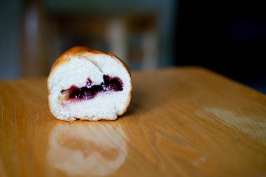 Ahşap bir masada çilek ile topon