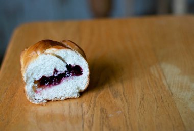 Ahşap bir masada çilek ile topon
