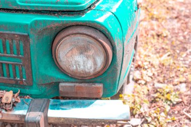 Yeşil eski retro araba