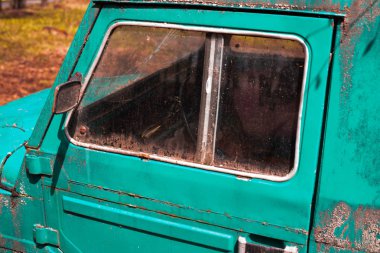 Yeşil eski retro araba