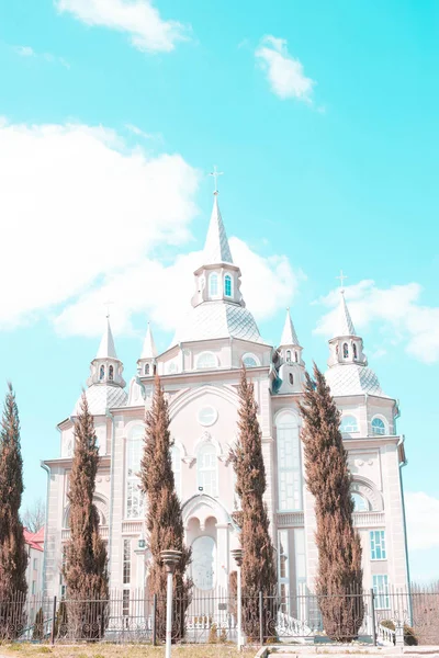 Bela Igreja Fundo Céu — Fotografia de Stock