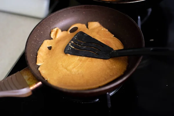 Pfannkuchen Einer Pfanne Braten — Stockfoto