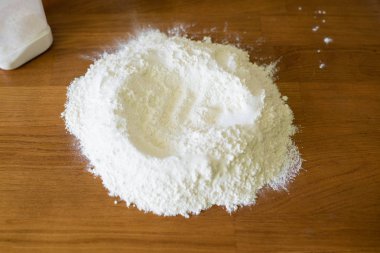 Tahta masaya saçılmış un.