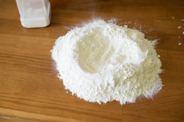 Tahta masaya saçılmış un.