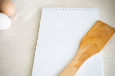 not defteri ve yumurta masada