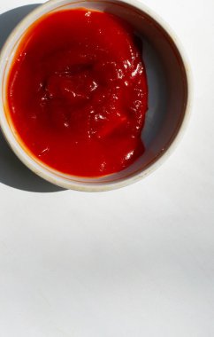 Beyaz arka plan üzerinde bir tabakta sos