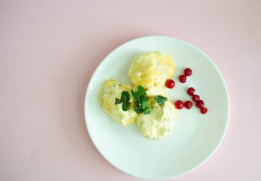 Dondurmalı çilek beyaz bir plaka üzerinde