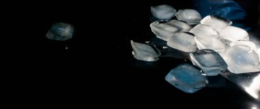 Siyah arkaplanda buz küpleri