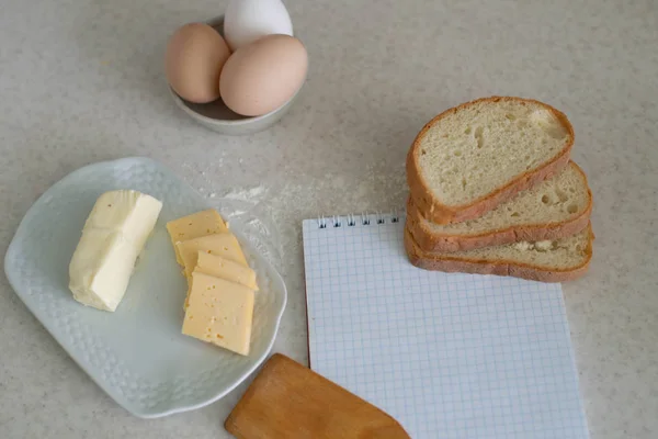 Sosy Chleb Masło Jajka Przygotowujemy Śniadanie — Zdjęcie stockowe