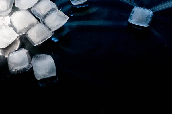 黑色背景上的冰块 — 图库照片