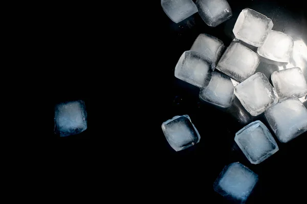 Eiswürfel Auf Schwarzem Hintergrund — Stockfoto