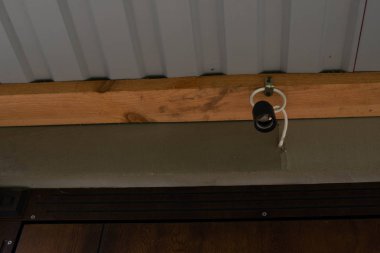 Çatı altında eski kırık fener