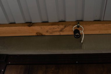 Çatı altında eski kırık fener