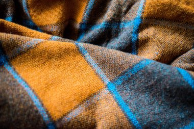 Yatakta sıcak turuncu battaniye