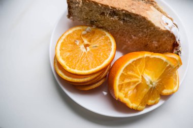 Beyaz bir tabakta dilimlenmiş turuncu