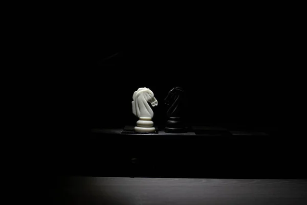 黒い背景のチェス駒 — ストック写真