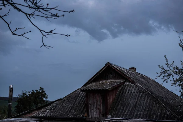 Hus Kvällshimlen Bakgrund — Stockfoto