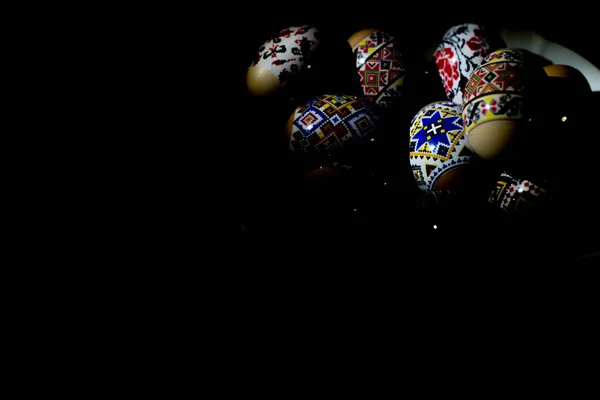 Karanlıkta Işık Altında Paskalya Yumurtaları — Stok fotoğraf