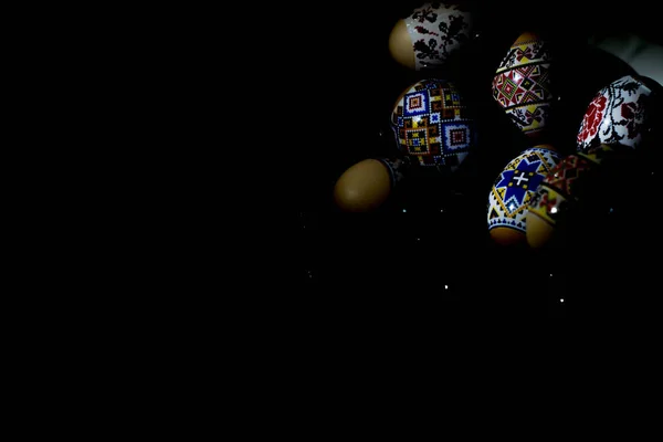 Πασχαλινά Αυγά Κάτω Από Φως Στο Σκοτάδι — Φωτογραφία Αρχείου