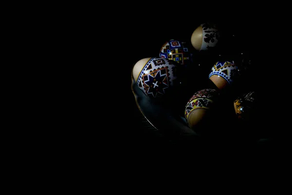 Πασχαλινά Αυγά Κάτω Από Φως Στο Σκοτάδι — Φωτογραφία Αρχείου