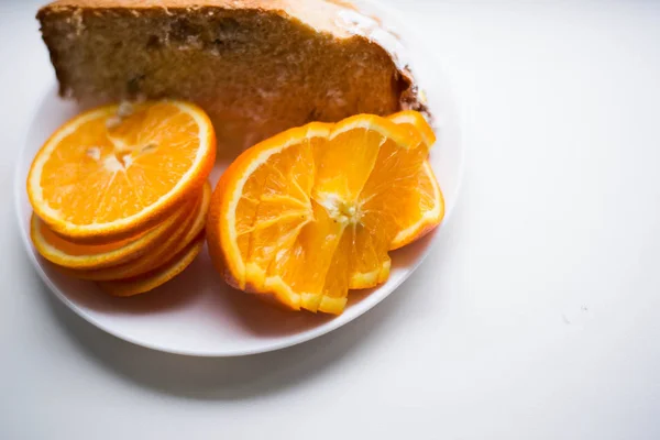 Оранжевый Нарезанный Белой Тарелке — стоковое фото