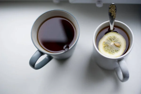 Чашки Чая Белом Подоконнике — стоковое фото