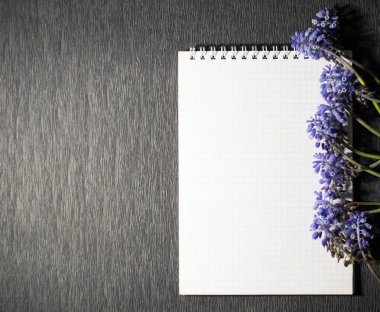 Siyah arka plan üzerinde çiçekli not defteri