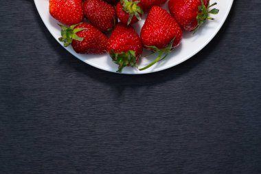 Beyaz tabakta çilek