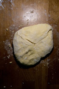 ahşap bir masa üzerinde hamur